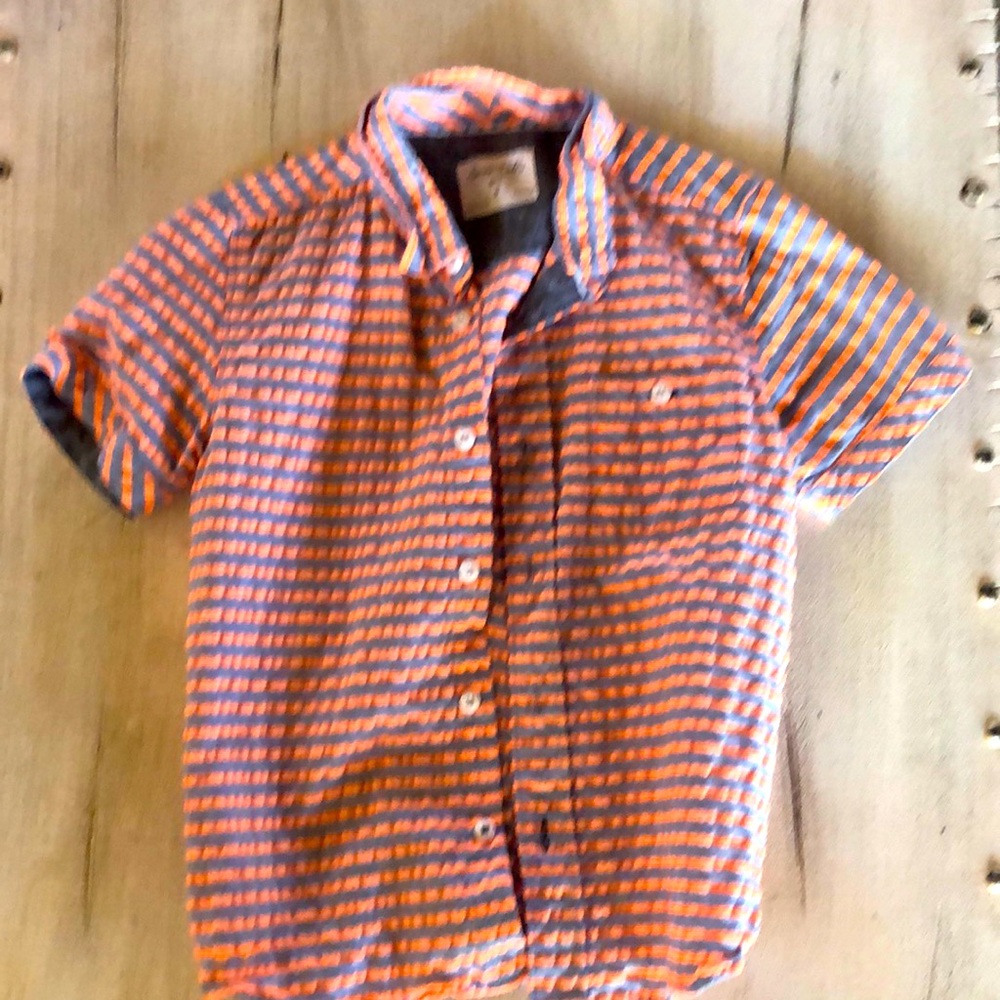 Boys button shirt 🧡💙size 6